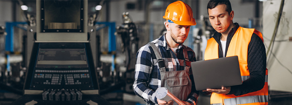 trabajadores analizando resultados